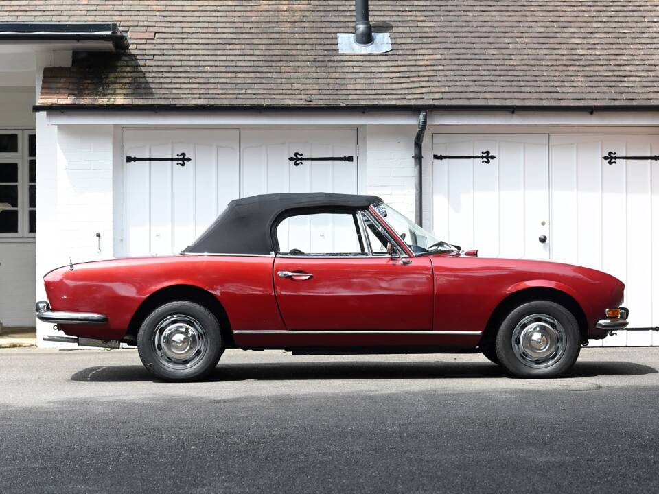 Image 2/26 of Peugeot 504 Convertible (1974)
