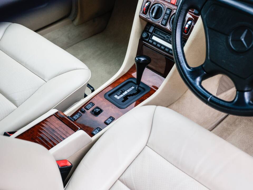 Immagine 23/47 di Mercedes-Benz E 220 (1995)