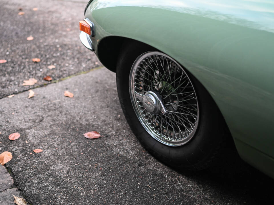 Image 19/60 de Jaguar E-Type (1970)