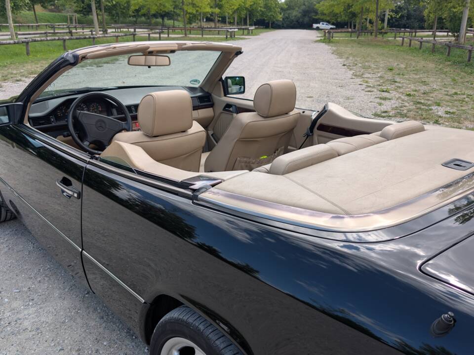 Image 3/13 de Mercedes-Benz E 220 (1994)