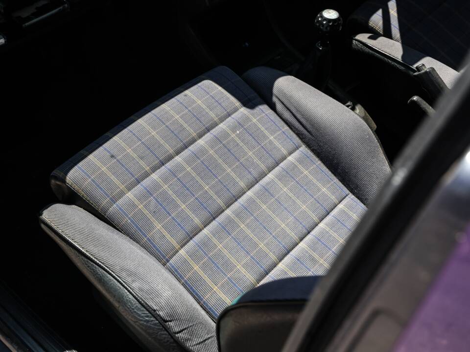 Image 17/26 de Volkswagen Golf Mk II GTi 16V 1.8 (1988)