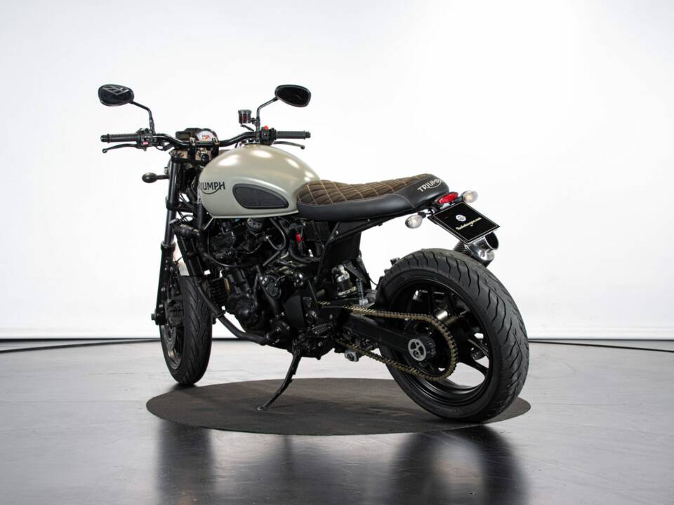 Immagine 2/50 di Triumph Trident 900 (1994)