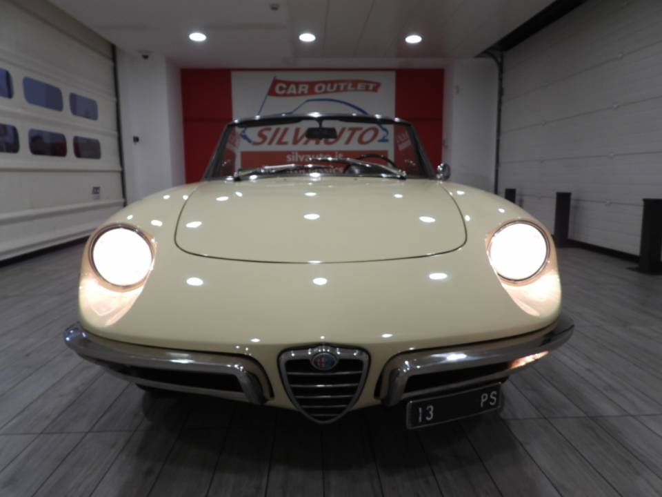 Image 13/15 of Alfa Romeo 1300 Spider Junior (1968)