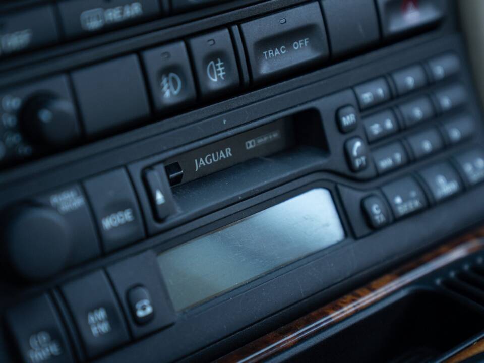 Image 33/50 de Jaguar XK8 4.0 (1998)