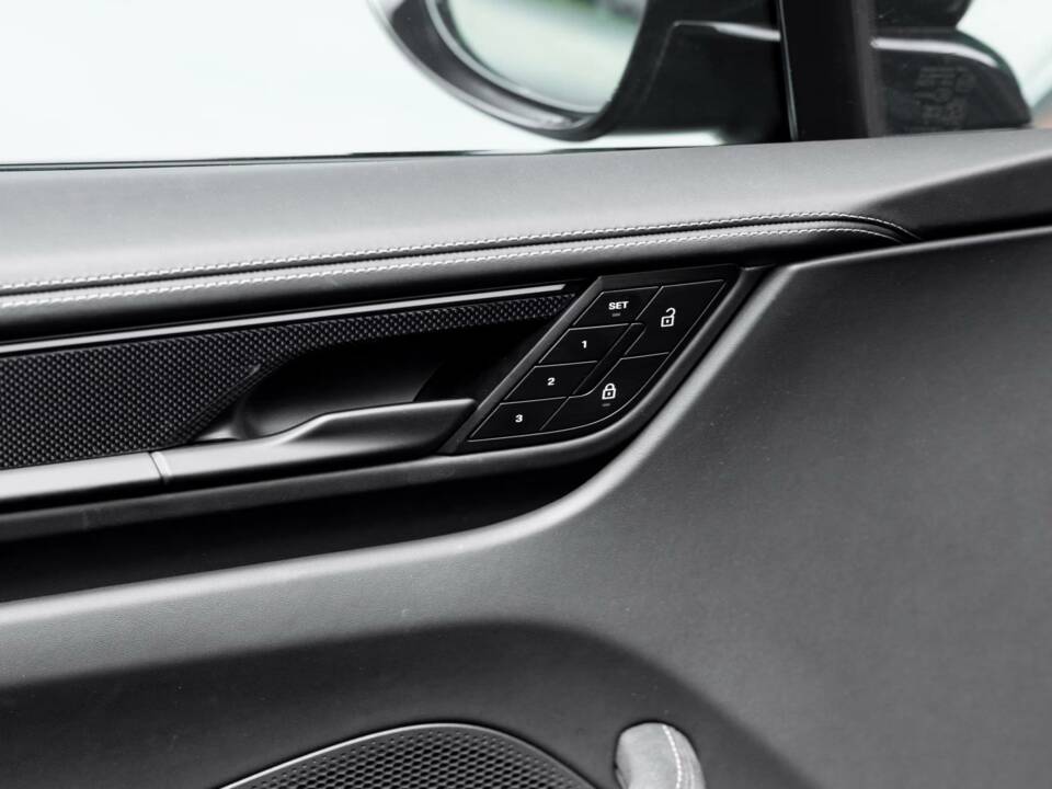 Image 12/13 of Porsche Macan GTS (2026)