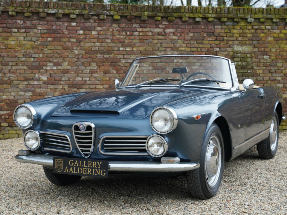 Image 24/50 of Alfa Romeo 2600 Spider (1962)