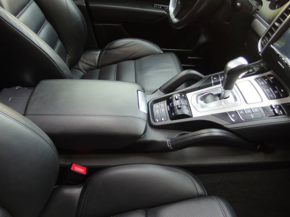 Bild 52/98 von Porsche Cayenne Turbo (2010)