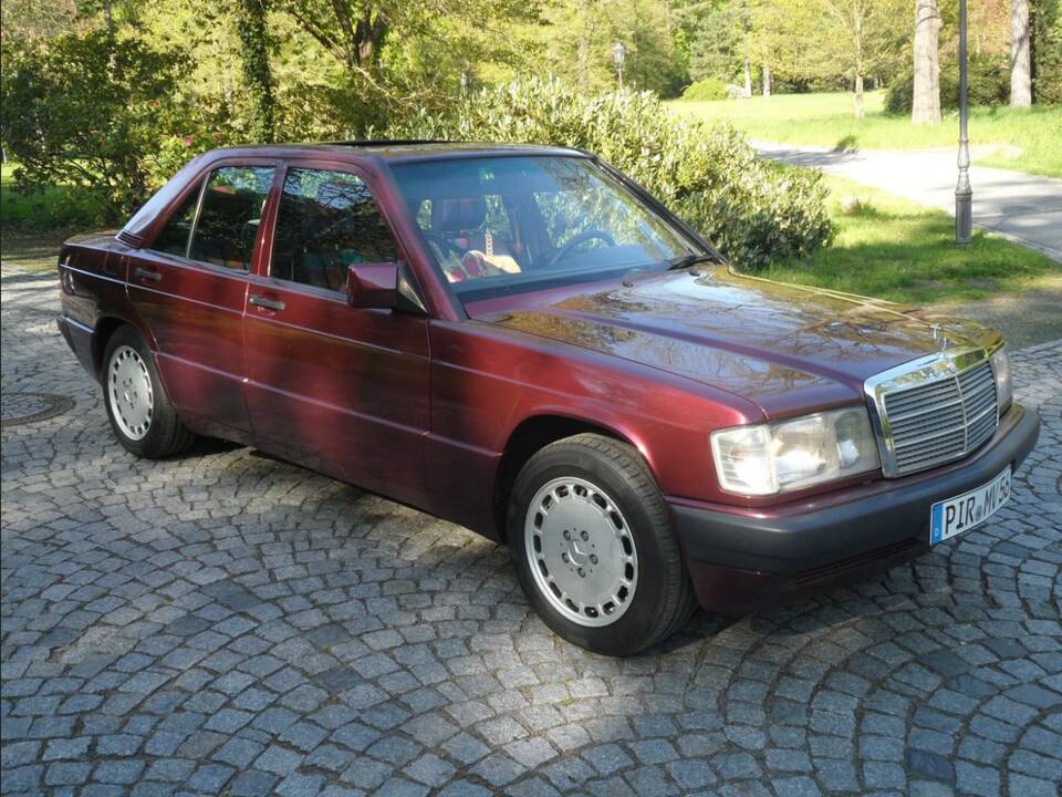 Image 14/137 of Mercedes-Benz 190 E 1.8 Avantgarde &quot;Rosso&quot; (1992)