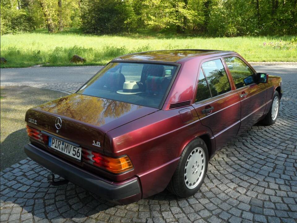 Image 4/137 of Mercedes-Benz 190 E 1.8 Avantgarde &quot;Rosso&quot; (1992)