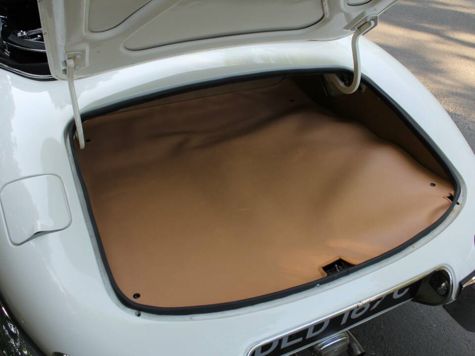 Image 18/18 of Jaguar E-Type 4.2 (1965)