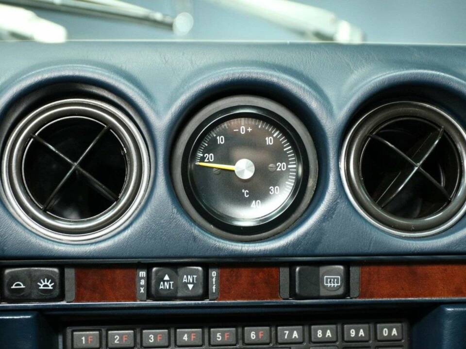 Image 14/30 of Mercedes-Benz 380 SL (1985)