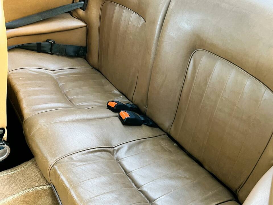 Image 21/35 of Peugeot 504 Convertible (1980)