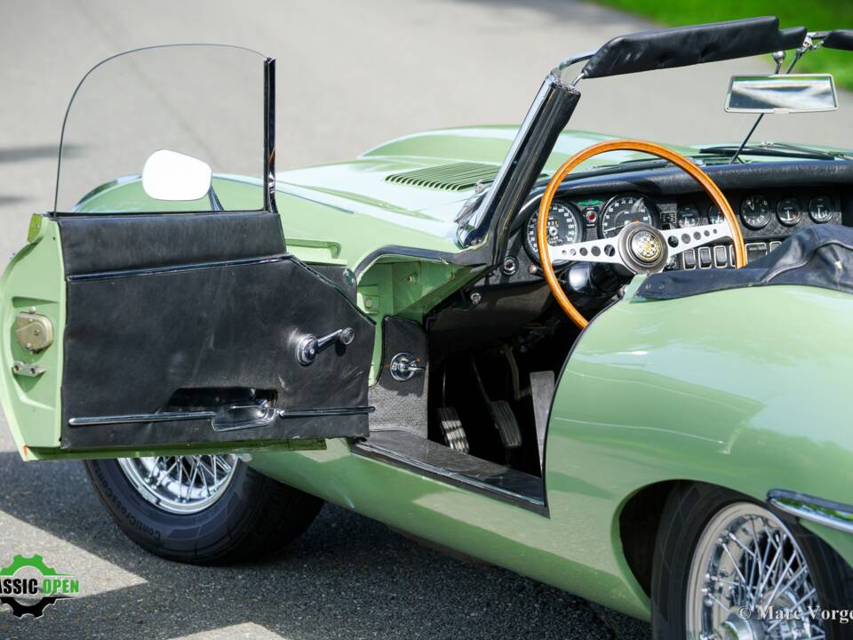 Image 4/60 de Jaguar E-Type (1969)