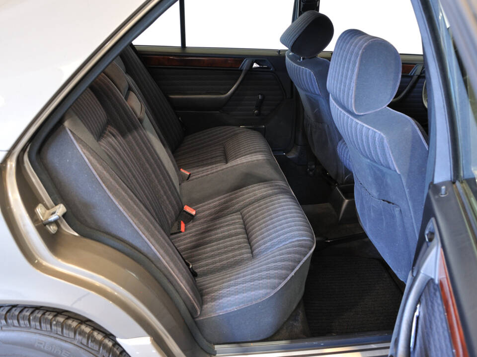 Image 25/25 of Mercedes-Benz 200 E (1992)