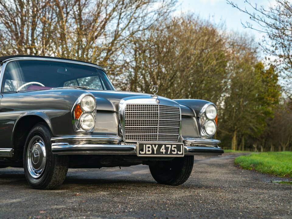 Image 13/50 de Mercedes-Benz 280 SE 3,5 (1971)