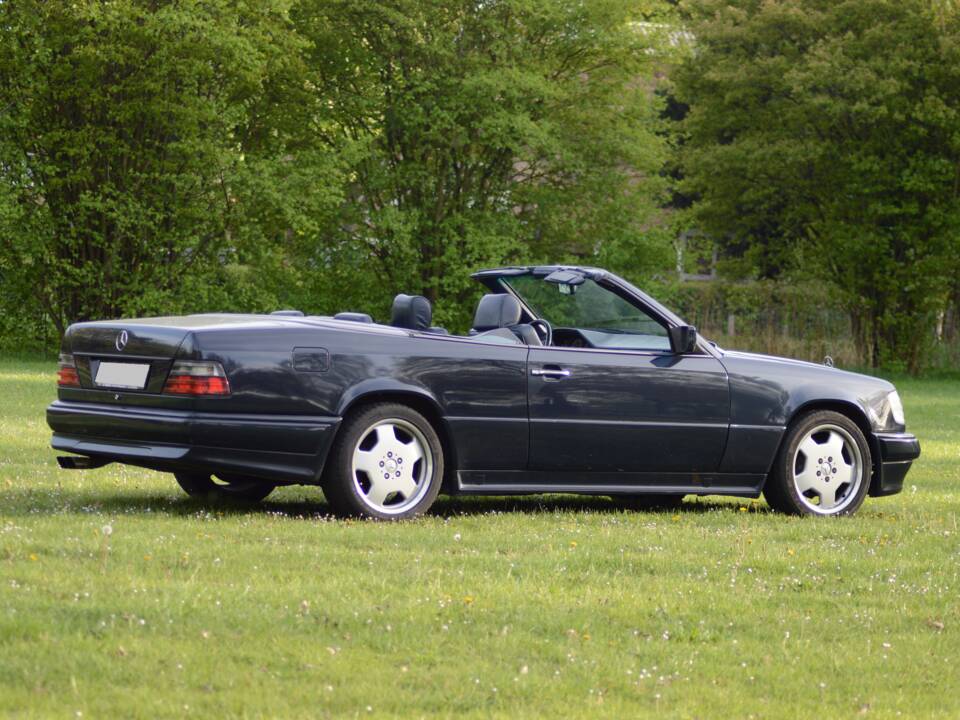 Image 4/22 of Mercedes-Benz 300 CE-24 (1993)