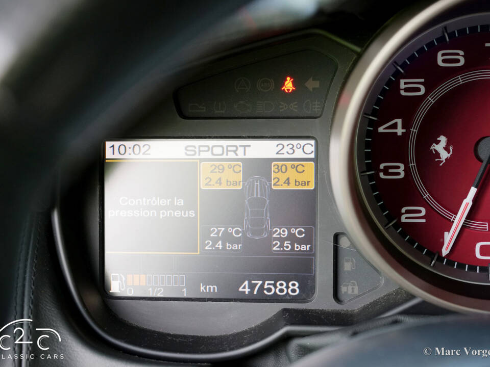 Image 83/85 de Ferrari California (2010)