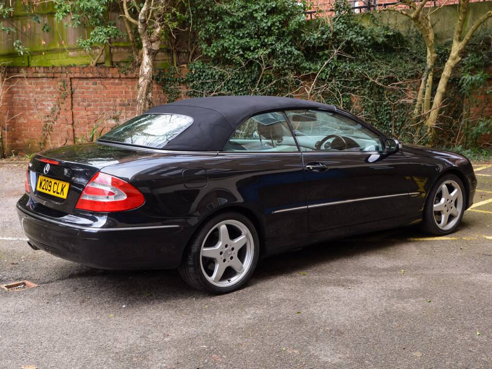 Image 19/49 of Mercedes-Benz CLK 500 (2004)
