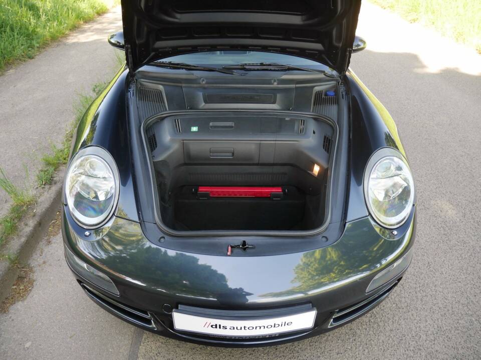 Image 26/33 of Porsche 911 Carrera S (2005)