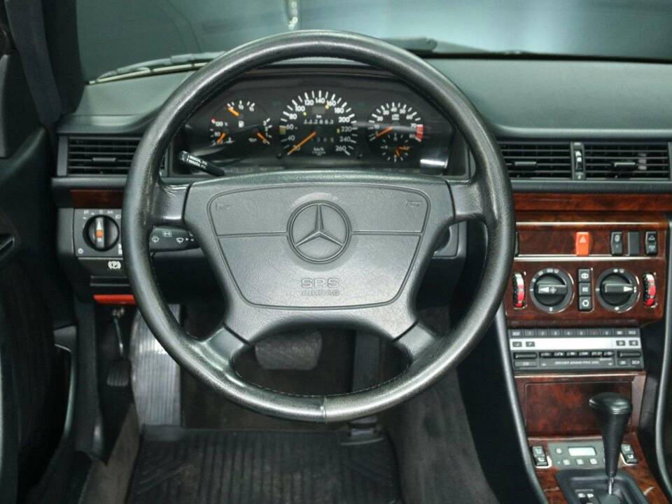 Bild 16/50 von Mercedes-Benz 300 CE-24 3.4 AMG (1993)