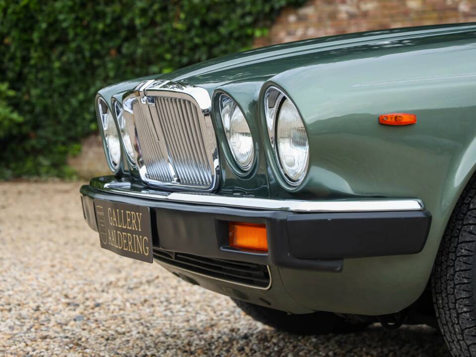 Image 30/50 of Jaguar XJ 6 4.2 (1985)