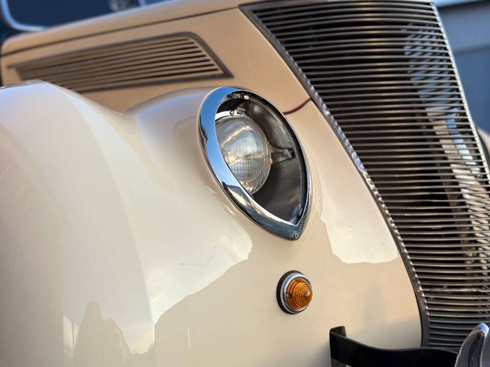 Image 21/26 de Ford V8 Deluxe Club Cabriolet (1937)