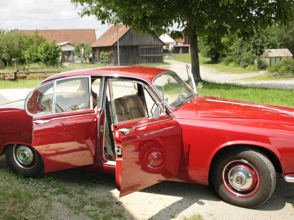 Image 4/22 of Daimler Sovereign 4.2 (1969)