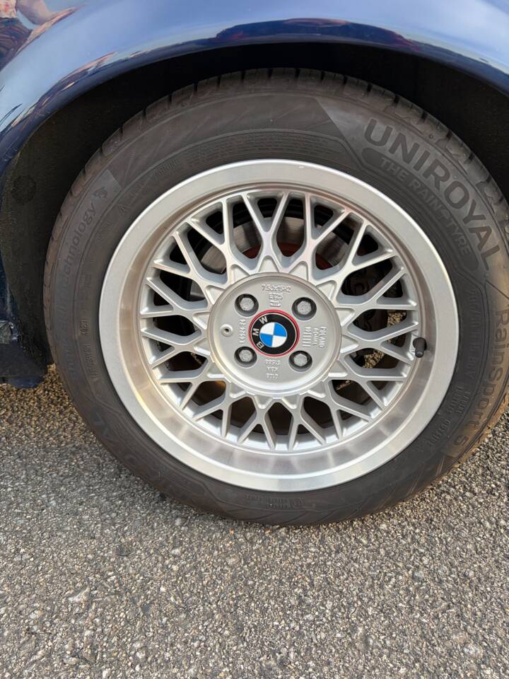 Bild 25/55 von BMW 320i (1991)