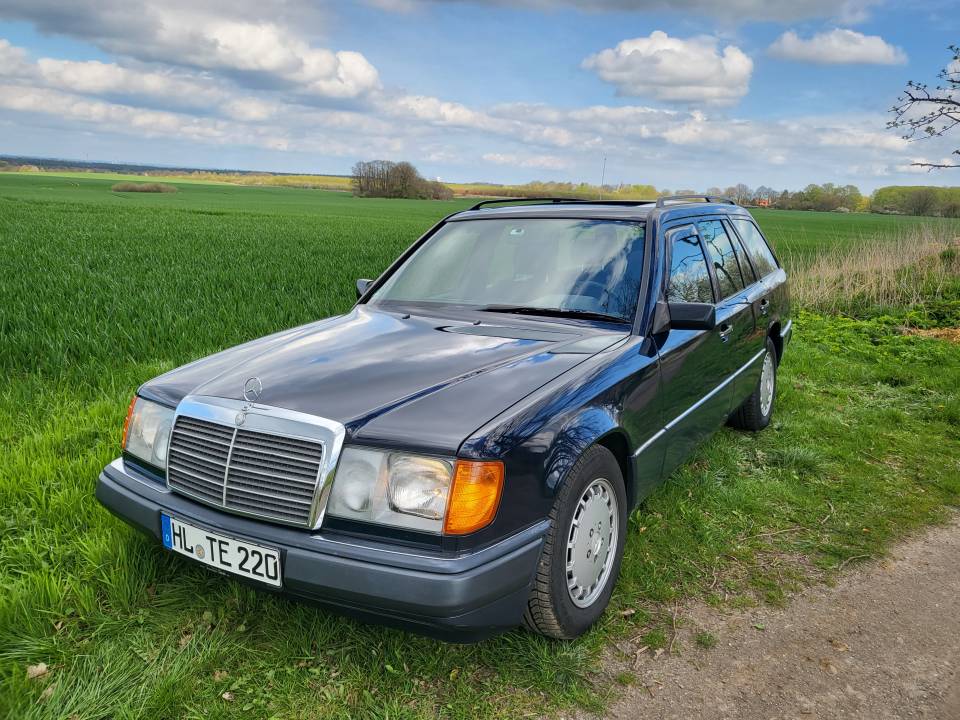 Image 8/47 of Mercedes-Benz 220 TE (1993)