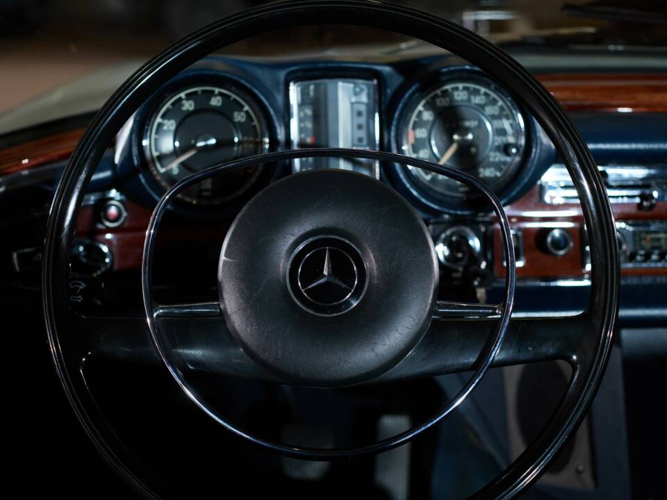 Image 22/91 of Mercedes-Benz 280 SE (1970)