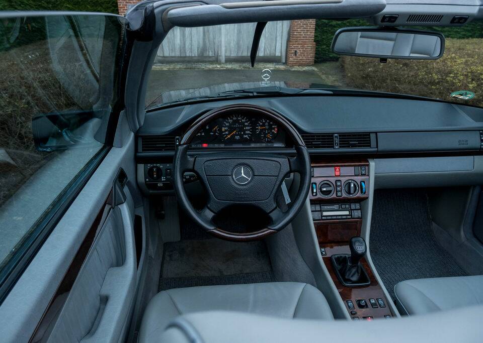 Bild 7/8 von Mercedes-Benz E 220 (1994)