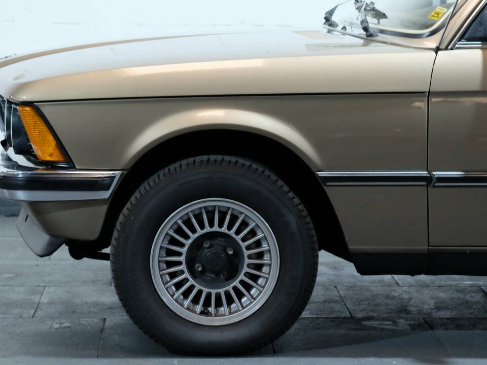Bild 16/25 von BMW 323i (1983)