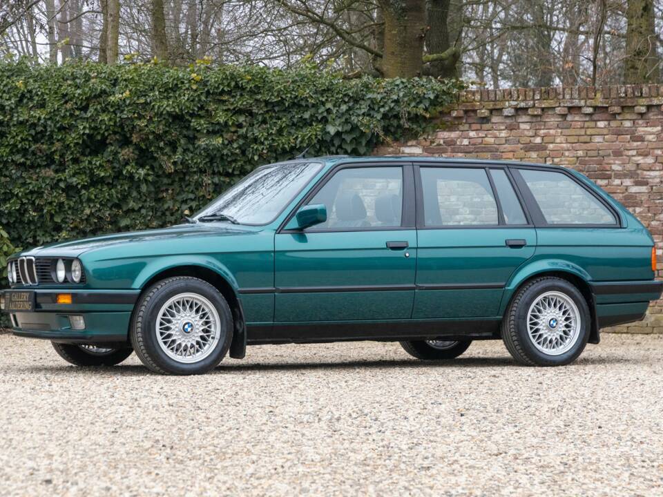 Image 12/50 of BMW 316i Touring (1993)