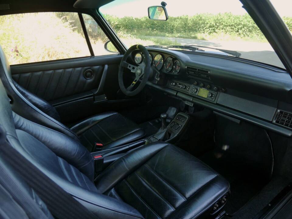 Immagine 23/31 di Porsche 911 Carrera 4 (1989)