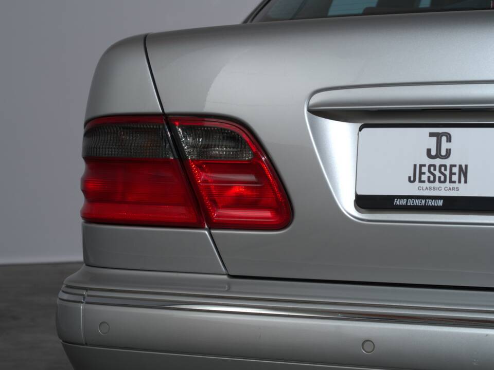 Image 8/34 of Mercedes-Benz E 430 4MATIC (2001)