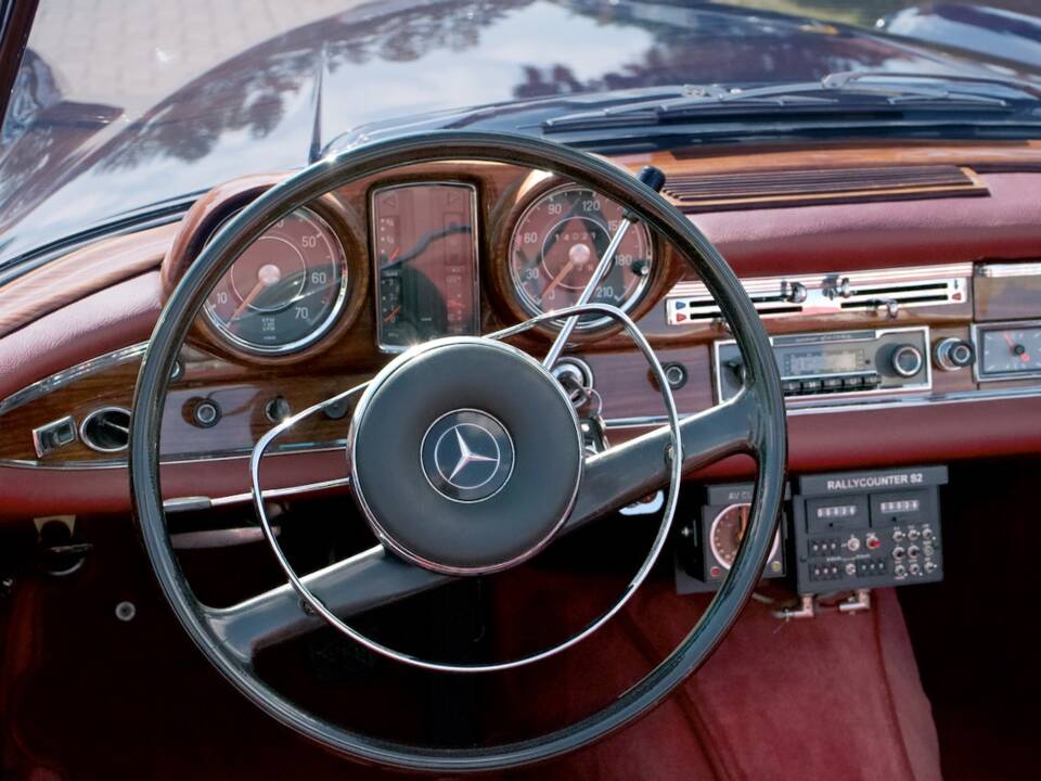 Image 14/39 of Mercedes-Benz 300 SE (1962)