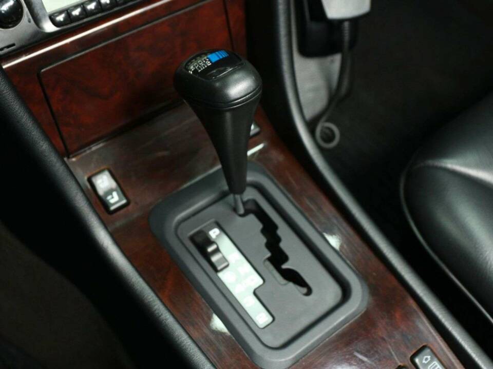 Immagine 16/30 di Mercedes-Benz E 320 (1997)