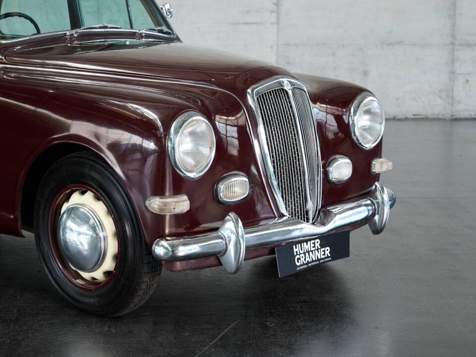 Image 21/50 of Lancia Aurelia B12 (1955)