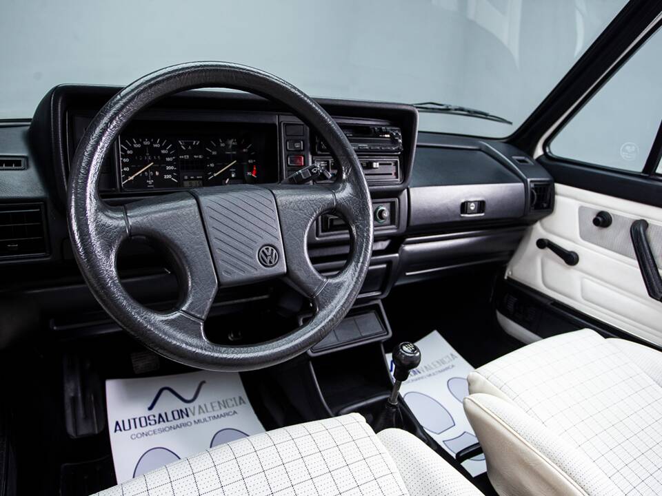 Image 22/37 of Volkswagen Golf Mk I Convertible 1.8 (1990)