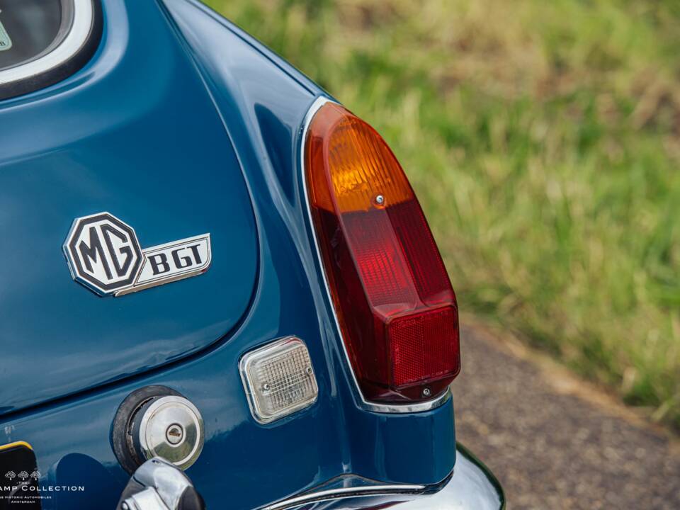 Image 10/40 of MG MGB GT V8 (1973)