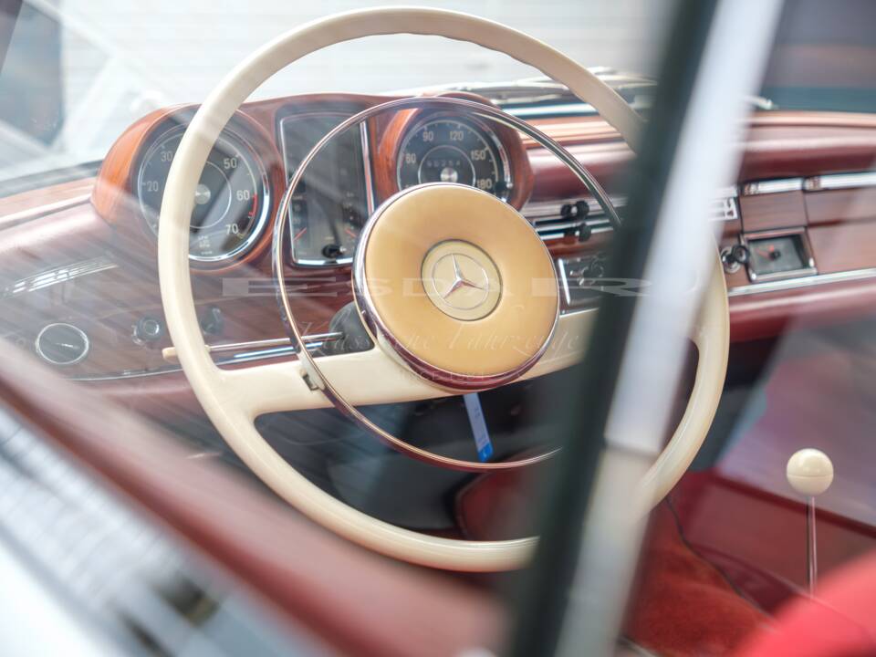 Image 20/24 de Mercedes-Benz 220 SE b (1963)