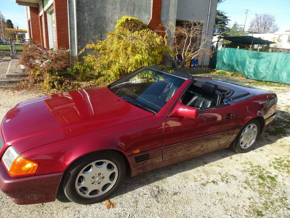 Afbeelding 3/45 van Mercedes-Benz 500 SL (1991)