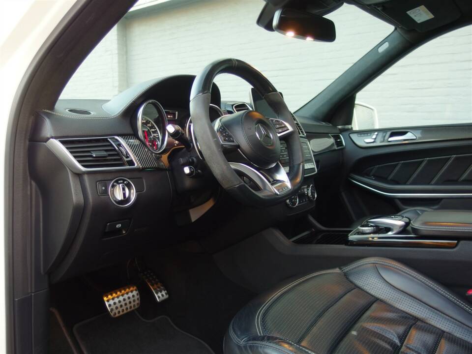 Image 31/98 of Mercedes-Benz GLS 63 AMG 4MATIC (2016)
