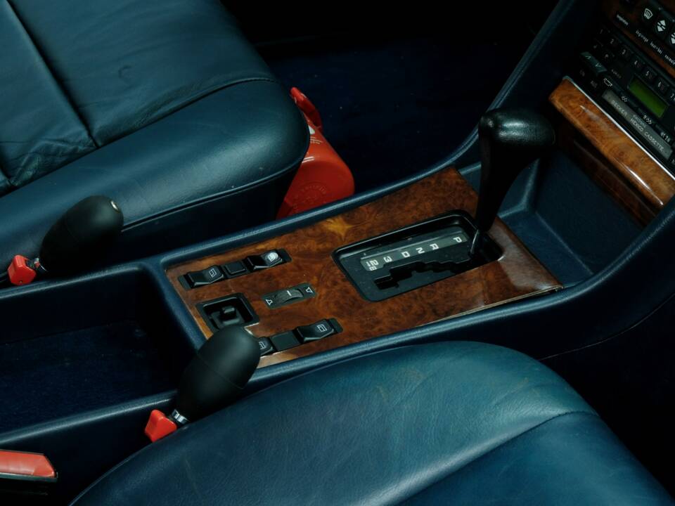 Image 44/50 of Mercedes-Benz 500 SEC (1982)