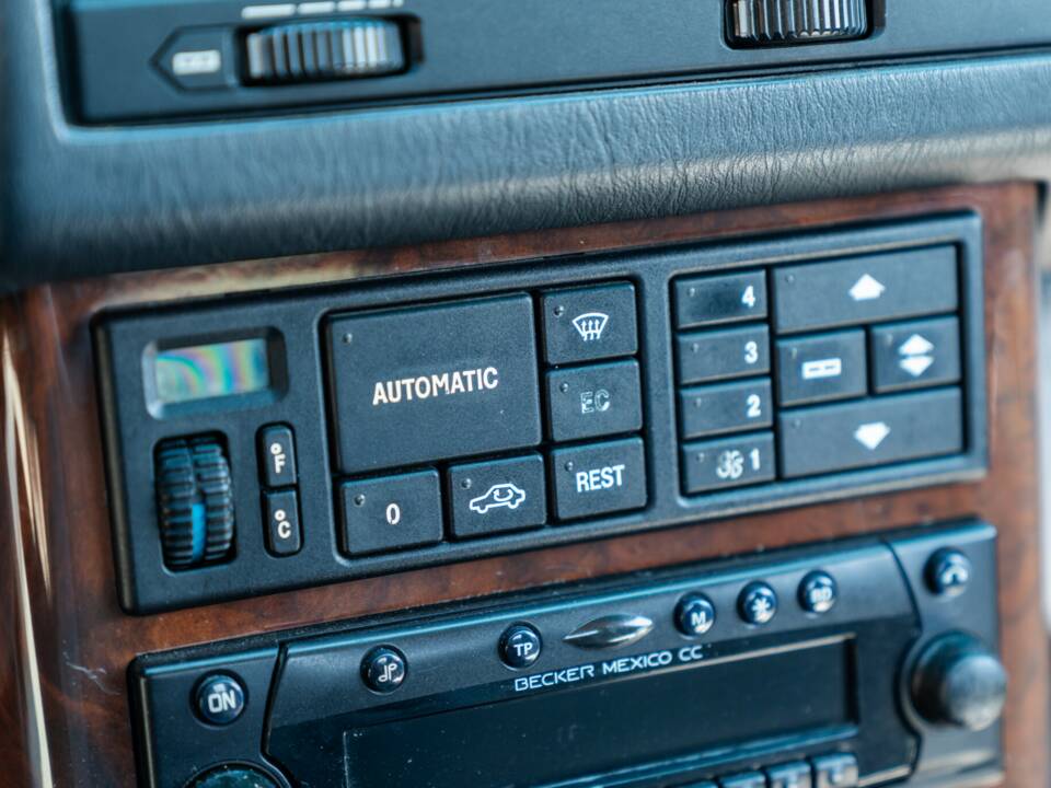 Image 33/45 of Mercedes-Benz 500 SL (1990)