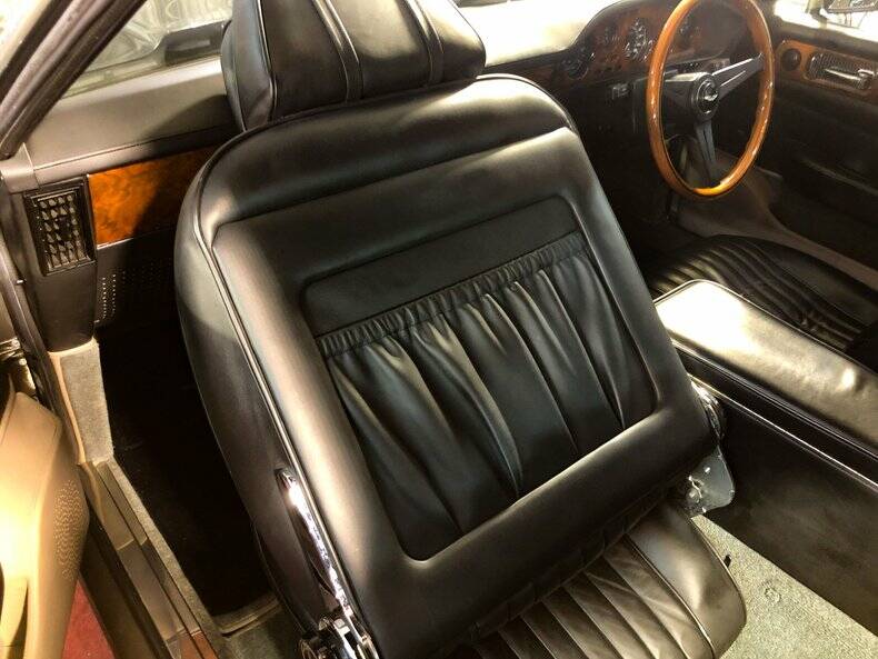 Image 18/34 of Aston Martin V8 Vantage (1987)