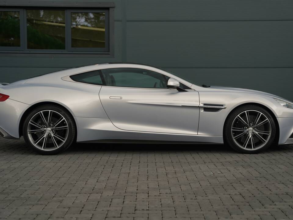 Image 3/50 of Aston Martin Vanquish (2014)