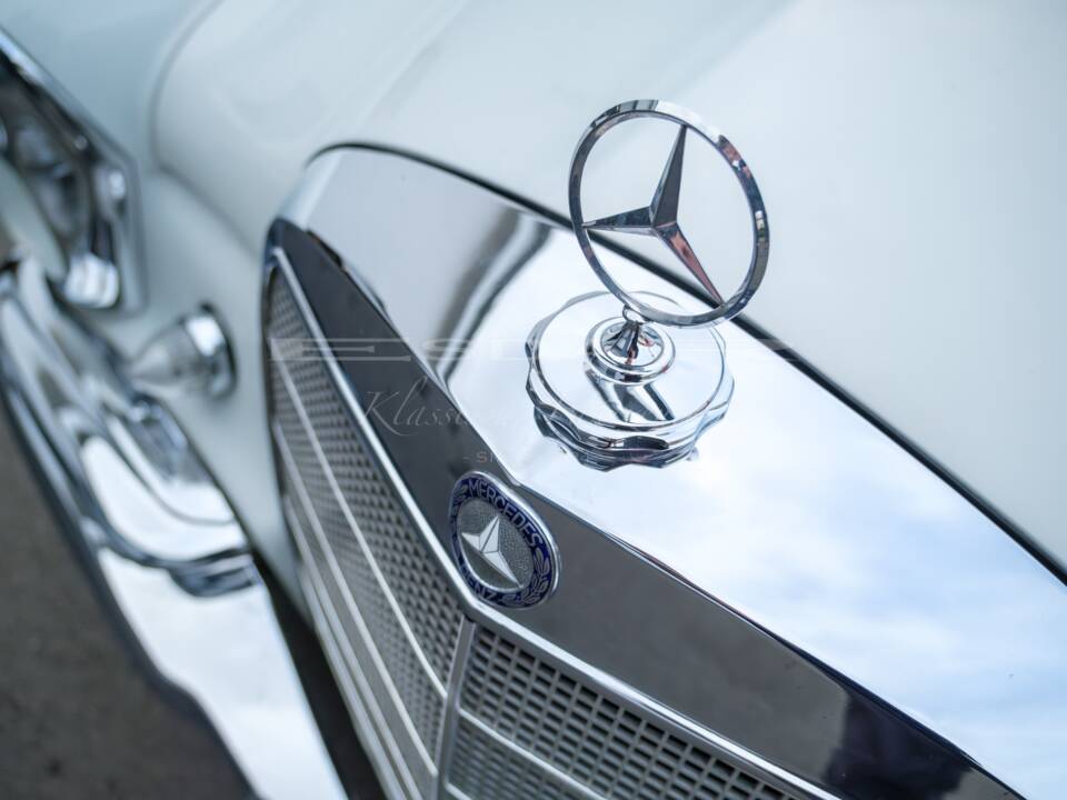 Image 11/24 de Mercedes-Benz 220 SE b (1963)