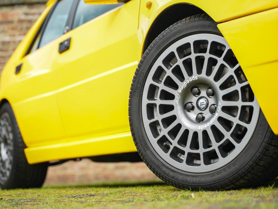 Image 18/50 of Lancia Delta HF Integrale Evoluzione II (1994)