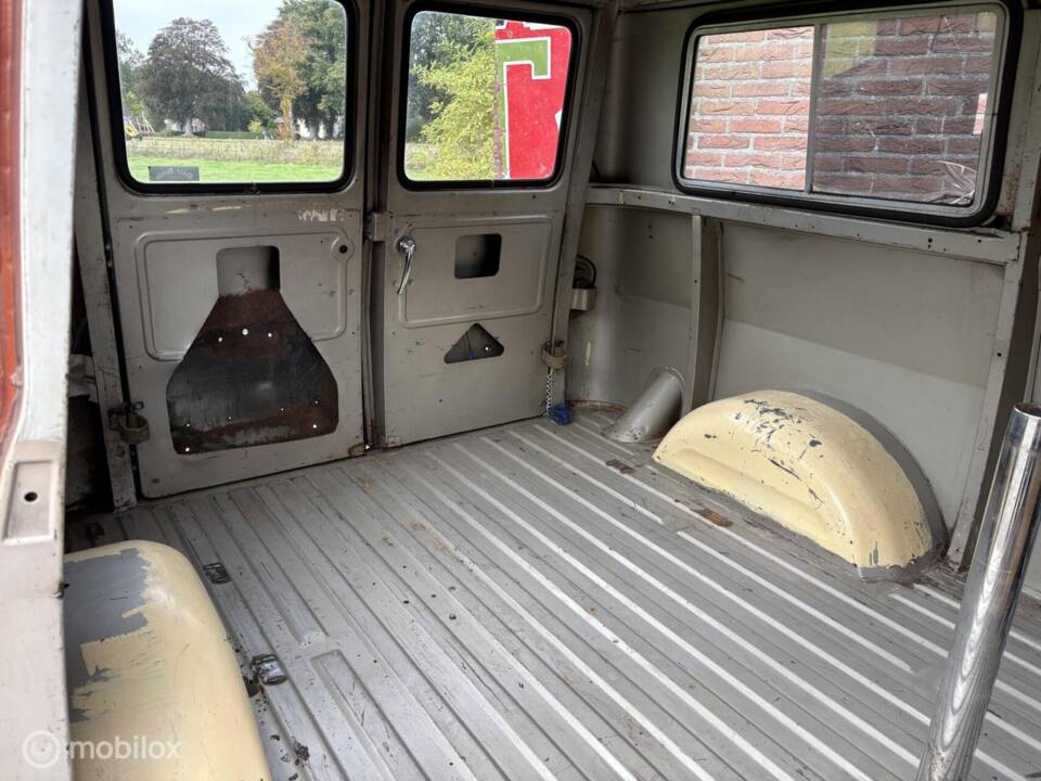 Image 28/50 of Chevrolet G-10 Van (1965)